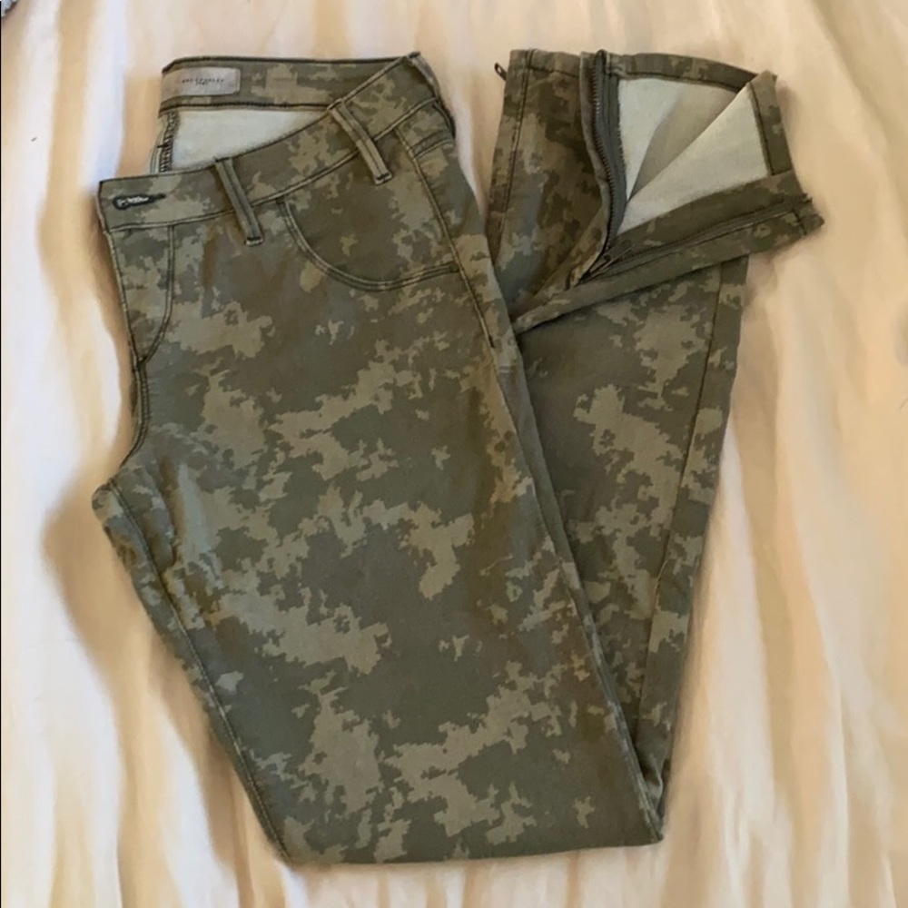 Guess low rise camo pants! Size 28